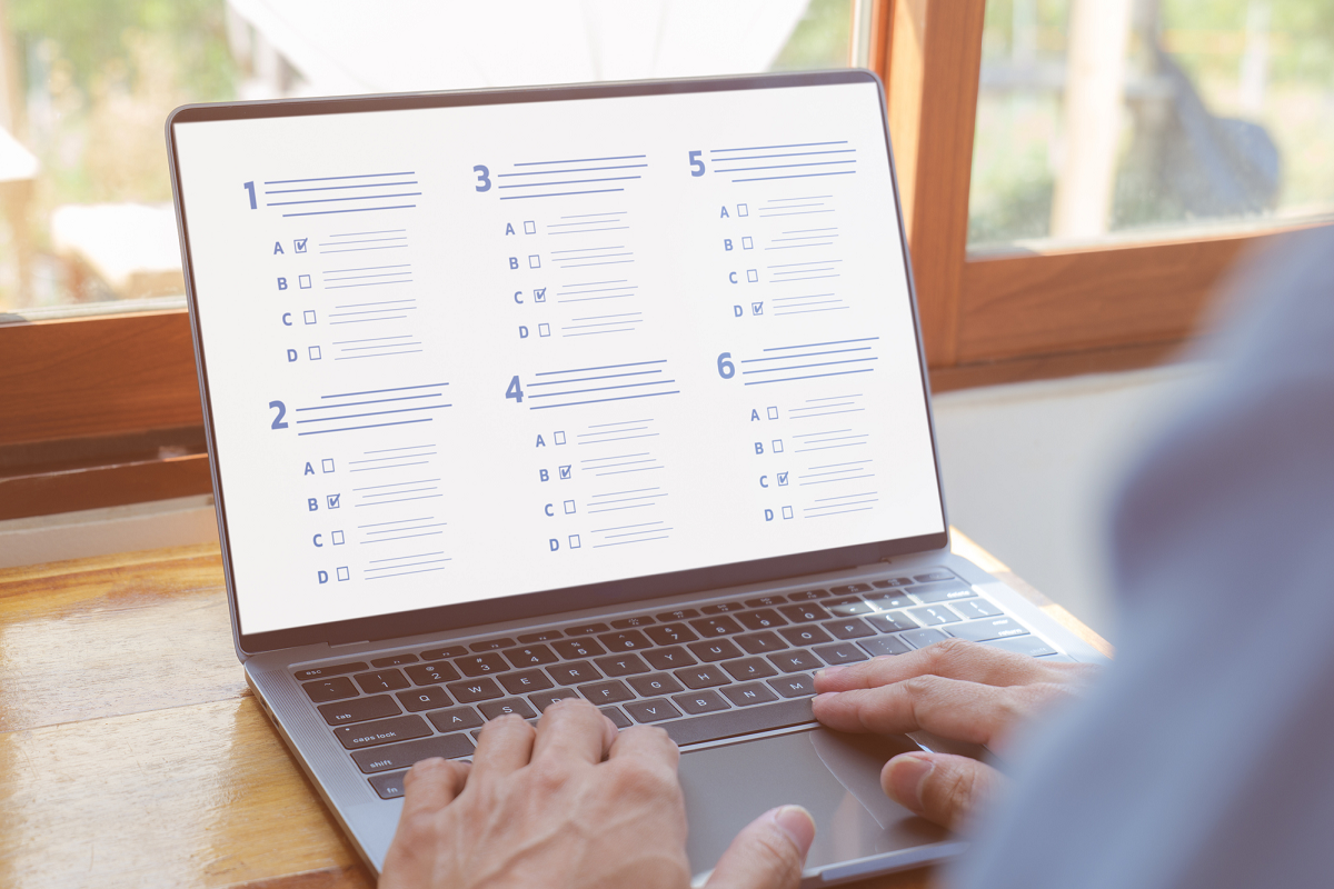 Un étudiant ou une étudiante remplissant un questionnaire en ligne sur son ordinateur portable. Un étudiant ou une étudiante remplissant un questionnaire en ligne sur son ordinateur portable.