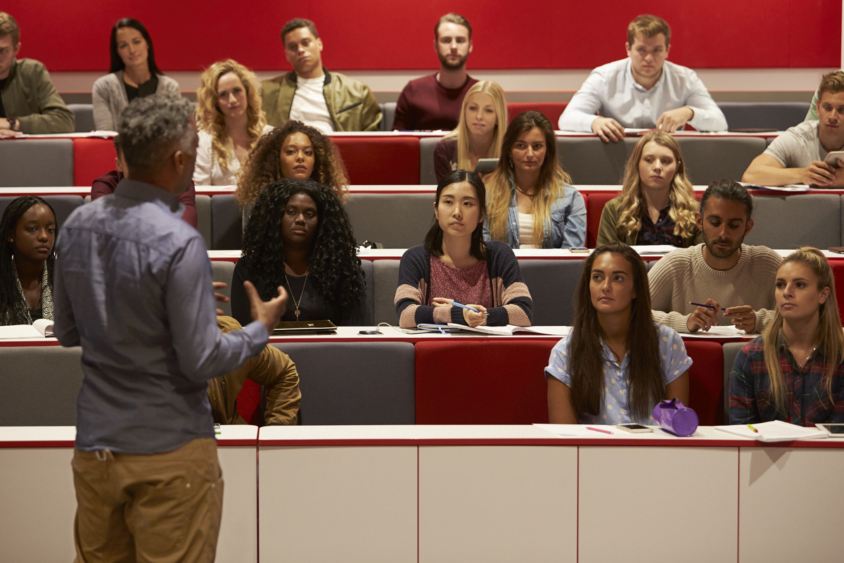 Un professeur communique l’importance de l’intégrité académique à ses étudiants et étudiantes. Un professeur communique l’importance de l’intégrité académique à ses étudiants et étudiantes.