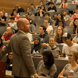 Photo d'un professeur dans une grande salle de classe Photo d'un professeur dans une grande salle de classe