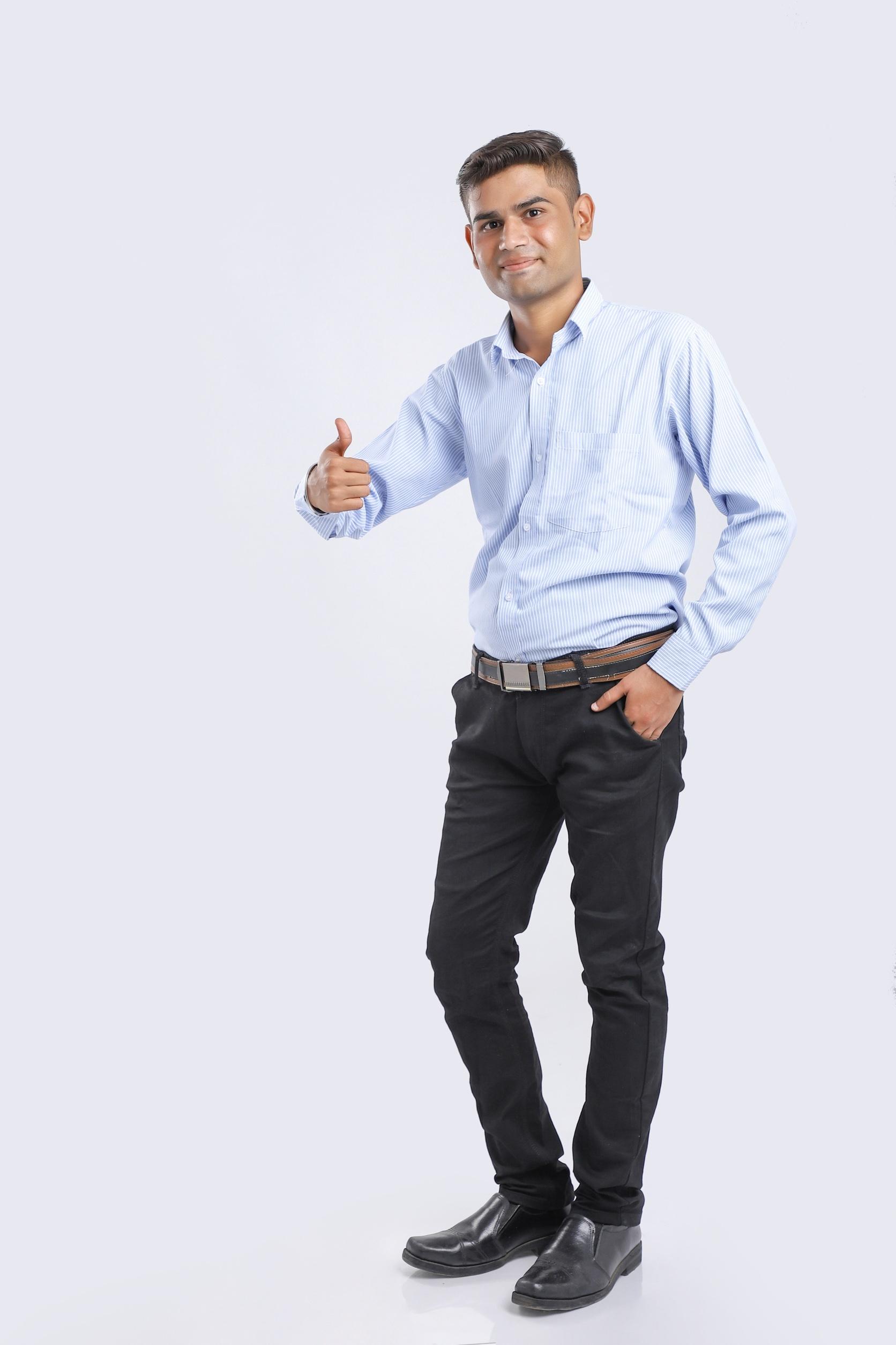 Photo d'un homme seul debout avec un pouce levé