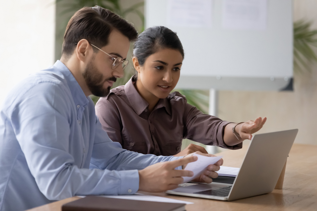 Un homme en consultation via un casque et son portable.